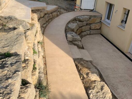 Réalisation d’un accès en béton désactivé beige à Trévoux