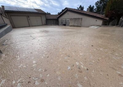 Voies d'accès au garage en béton bouchardé