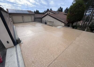 Voies d'accès au garage en béton bouchardé