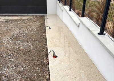 bordure en béton poncé avec emplacements de puminaires dans le sol