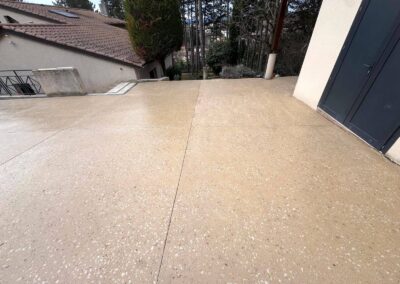 terrasse en béton bouchardé